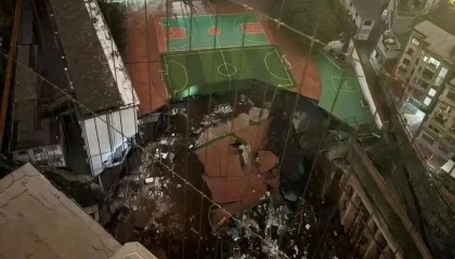 男生学校打篮球时感觉地在抖动，5小时后操场在30秒内轰然坍塌