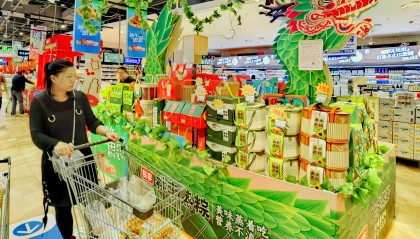 哈尔滨：粽子飘香引客买 商场装饰迎端午