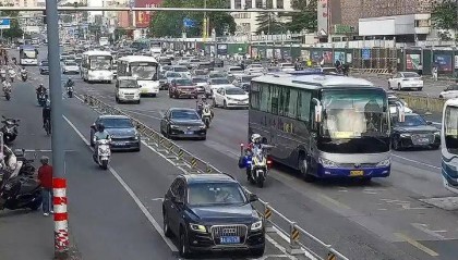 一儿童被严重割伤，济南铁骑高峰期紧急开道送医