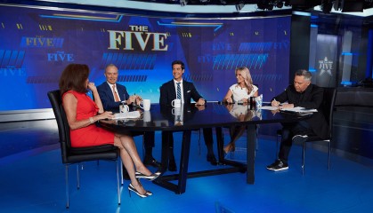 福克斯新闻频道在 ABC、NBC 黄金时段收视率中名列前茅，同时在有线电视新闻中占据主导地位