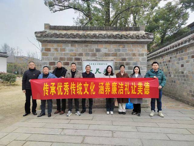 团寿县县委、周岗村党支部赴桐城六尺巷开展主题党日活动