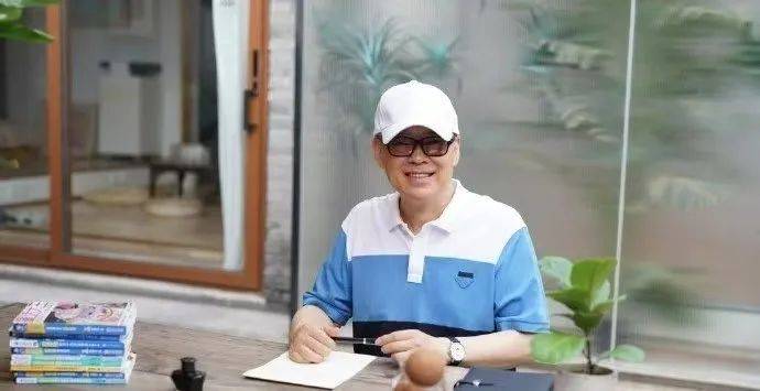 今日热点：靳东回应首获白玉兰；郑渊洁承认写不过AI的郑渊洁......