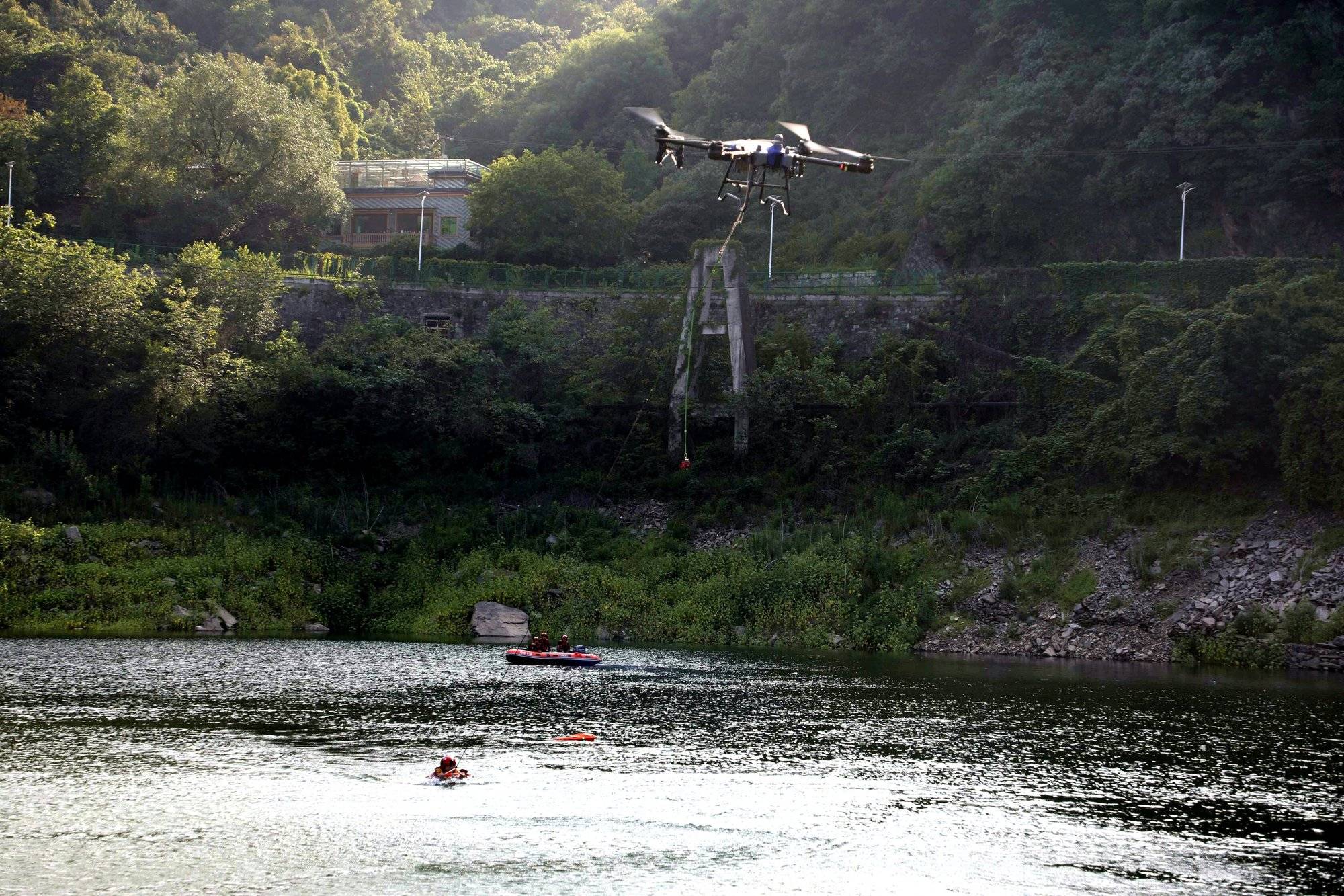 十堰市茅箭区多部门联合开展防溺水实战演练