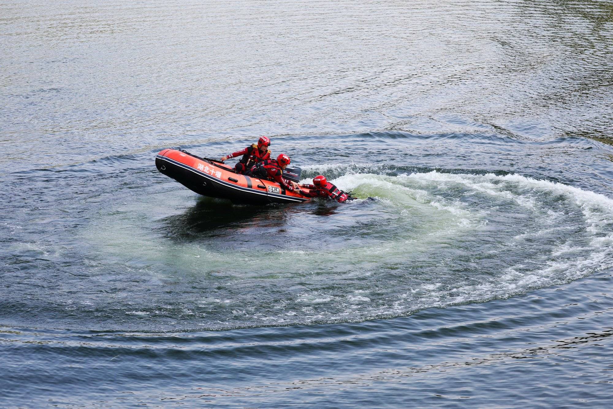 十堰市茅箭区多部门联合开展防溺水实战演练