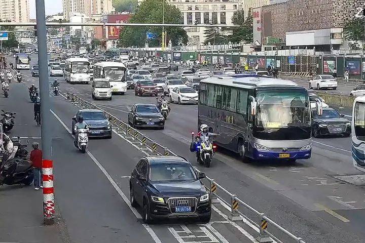 一儿童被严重割伤，济南铁骑高峰期紧急开道送医