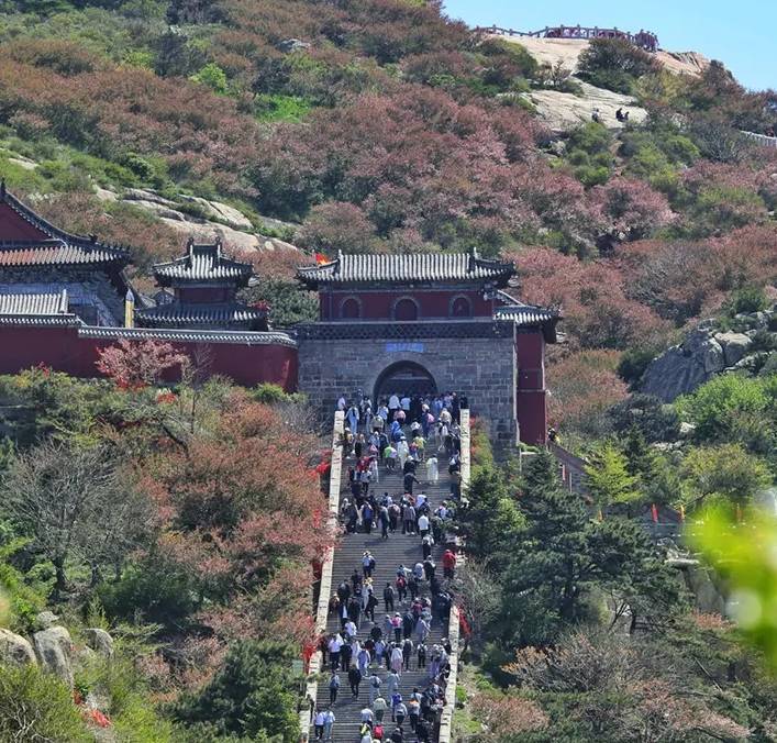 五岳大揭秘：泰山累成狗，恒山似散步，衡山规模大到离谱！