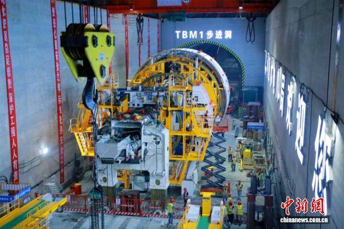 湖北宜昌：国产最大直径敞开式硬岩掘进机始发