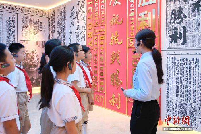 浙江杭州：大中小学师生在档案馆里共上“开学第一课”