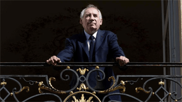 “马克龙必须下台！”10万人堵在首都示威，8万军警严阵以待