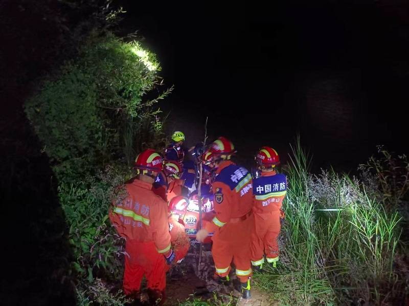 四川冕宁两名电力工人上山作业迷路 消防紧急救援