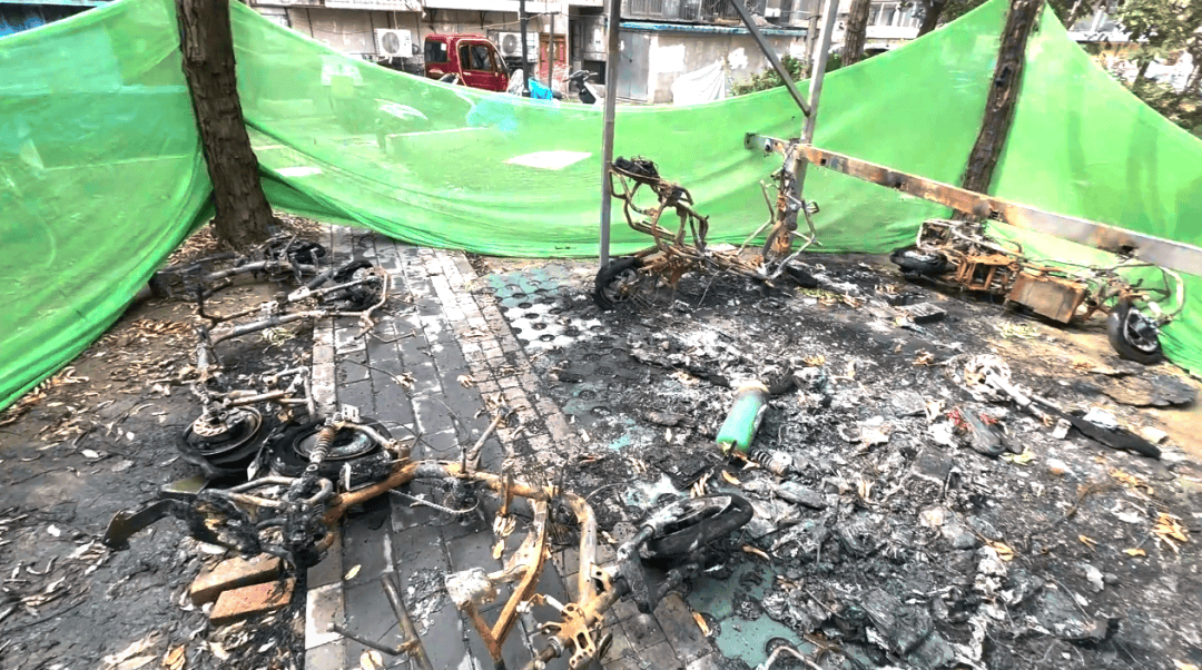 北京一小区电动车充电棚起火！消防车赶到，发现消防通道完全被堵……