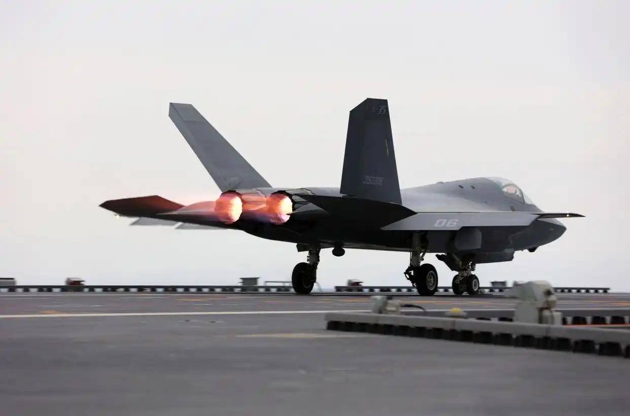 现场高清大图！一起感受舰载机弹射起飞“首秀”震撼瞬间